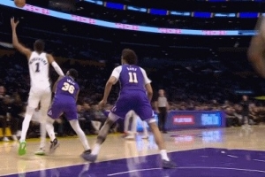 麻煩了！文班亞馬面對斯瑪特頂防推翻后者進攻犯規(guī)&個人五犯