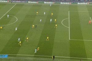 頗具威脅！福登弧頂處勁射被門(mén)將撲出，薩維尼奧跟進(jìn)的補(bǔ)射打高