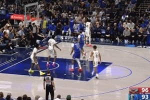 不應該！克萊關鍵時刻出現(xiàn)脫手失誤 獨行俠白白送出球權