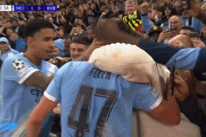 太子就是帥！福登慶祝時(shí)被球迷摟著自拍，還看了鏡頭笑的特別配合