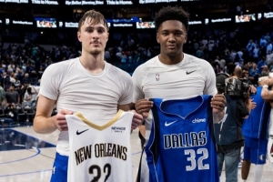 弗拉格&奎因交換球衣！鵜鶘官方曬照：從蒙特沃德隊友到NBA對手