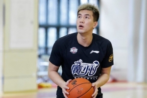 郭艾倫回歸！廣州龍獅訓(xùn)練場(chǎng)出現(xiàn)熟悉帥氣身影