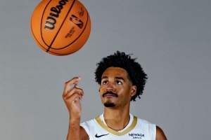 賽季場(chǎng)均17.3分！鵜鶘客戰(zhàn)獨(dú)行俠 普爾因左膝酸痛缺陣