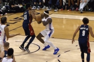 哈哈哈哈蚌埠住了！博納面對阿倫連續(xù)虛晃 最終打到胳膊上失誤...