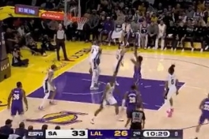 進了就是好球！布朗尼罰球線迎著防守 中投打板命中