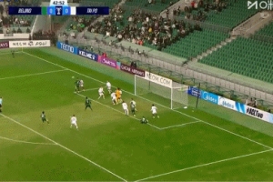 太夸張了！王剛禁區(qū)外迎球凌空抽射，皮球直接飛出轉(zhuǎn)播畫(huà)面