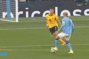 可惜！薩維尼奧右路內(nèi)切后橫敲，哈蘭德弧頂起腳打門(mén)太正被沒(méi)收