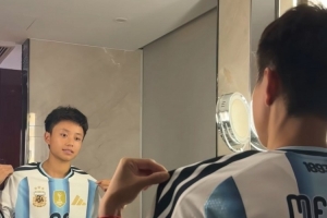 球王的小迷妹張琳艷社媒曬照，上身最新款阿根廷梅西10號(hào)球衣