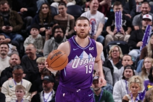 單人打出的得分波！米哈伊柳克首節(jié)4中4&三分2中2獨得10分