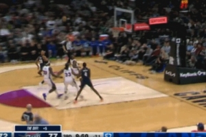 無心插柳！莫布里中路空切 小手一點(diǎn)把球進(jìn)籃筐