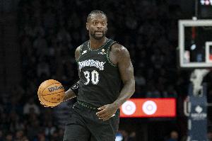 夠強(qiáng)硬！蘭德?tīng)柺坠?jié)7中4&三分3中2 拿下11分2助1帽帶隊(duì)追分