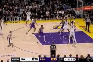 根本干擾不到！文班亞馬低位碾著布朗尼命中翻身跳投