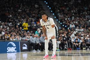 狀態(tài)一般！卡斯?fàn)柊雸?chǎng)4中1僅拿6分2板4助 3失誤