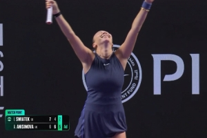 阿尼西莫娃2-1逆轉(zhuǎn)并淘汰斯瓦泰克，晉級WTA年終總決賽4強