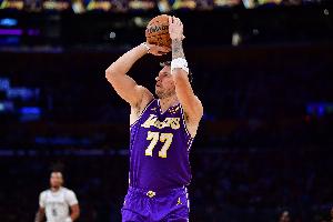 東契奇11次在5場(chǎng)比賽區(qū)間里打出200+40+40 其余人最多5次