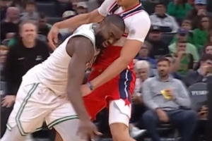 霍華德：布朗別用發(fā)際線粉了 給你推個(gè)Tony 我快禿了就是找他的