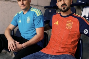 功勛傳奇出鏡！阿迪邀卡西和比利亞為西班牙世界杯球衣預(yù)熱