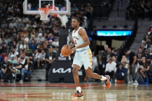 皮爾斯：馬刺該交易?？怂?他每場(chǎng)打35分鐘&影響年輕人發(fā)展