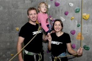 圖片報(bào)：納格爾斯曼與女友攜手病童參加活動(dòng)，為慈善項(xiàng)目進(jìn)行宣傳