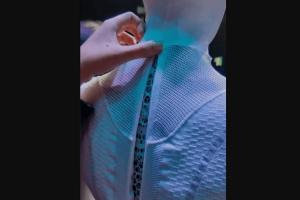 何小鵬給人形機器人“脫衣”回應質(zhì)疑：小鵬股票直線拉升翻紅