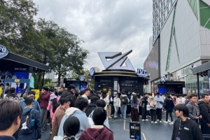 媒體人分享IG和BLG活動(dòng)現(xiàn)場：排長隊(duì) 要這倆打決賽拳頭嘴都能笑歪