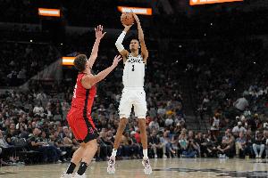 有來(lái)有回!申京順下力壓文班空接2+1 文班回頭2樓空接申京只能目送