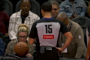 早干啥去了！老鷹主場(chǎng)跳球前技術(shù)臺(tái)出問(wèn)題 雙方球員重新回替補(bǔ)席