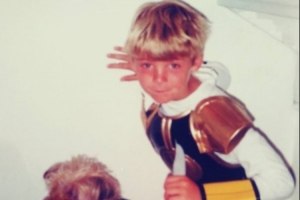 有幾分像？曬兒時萌照，德赫亞社媒慶祝自己35歲生日