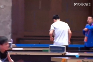 樊振東專注訓(xùn)練汗水完全濕透衣服，頭發(fā)也濕成了“二維碼”