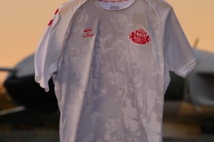 官方：桑德蘭發(fā)售2025年紀(jì)念球衣，球員將在對(duì)陣阿森納前身著亮相