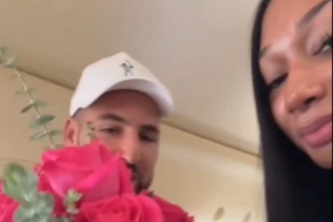 克萊機場接女友馬冬梅遲到 送上鮮花并道歉：寶貝對不起 我沒借口