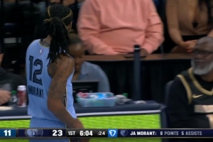 太秀了！莫蘭特眼花繚亂控球到籃下得分 半節(jié)8分5助