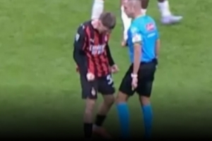 米體：戰(zhàn)羅馬，主裁判吉達(dá)疑似對(duì)薩56“犯規(guī)”但并未受到停賽處罰