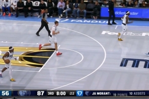 閑庭信步！莫蘭特反擊頂著防守人左手拉桿上籃！灰熊領(lǐng)先到31分！