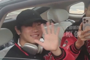 眾多球迷在高速路口迎接重慶銅梁龍，點(diǎn)燃煙花高喊“重慶雄起”