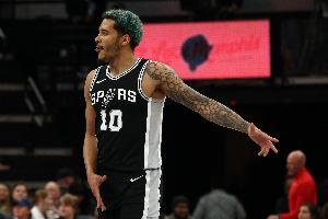 都挺拼！索漢和費爾斯搶地板球發(fā)生小口角 但很快被裁判分開