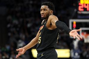 沒進(jìn)也挺帥的！米切爾滯空滿弓戰(zhàn)斧炸扣 直接砸到籃筐上了