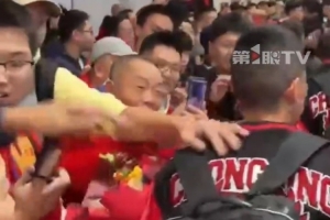 數(shù)千球迷高聲齊呼“重慶雄起”，老將黃希揚(yáng)被團(tuán)團(tuán)圍住簽名