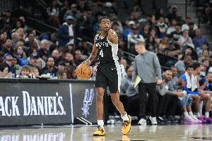 狀態(tài)上佳！?？怂箯?fù)出首秀14中9砍24分 關(guān)鍵時(shí)刻連得4分定勝局