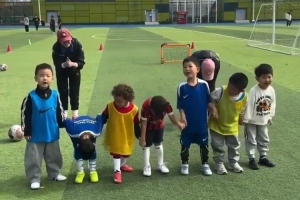 從娃娃抓起！河南隊(duì)三大外援今天去幼兒園指導(dǎo)小朋友踢球