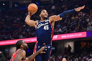 燃起來了！米切爾突破拉桿上籃2+1 個(gè)人連拿8分帶隊(duì)反超