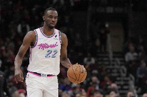 要當(dāng)英雄？鐵了一整場的維金斯命中三分再送搶斷