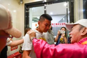 重慶鐵漢！40歲黃希揚隨銅梁龍沖超成功 3年前兩江競技解散時淚崩