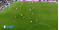 早早射門就完了...麥肯尼帶球殺進(jìn)禁區(qū)，調(diào)整過多被防守球員斷球