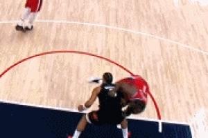 裁判沒(méi)表示！哈登被狄龍頂?shù)礁共?雙方爆發(fā)口角被拉開(kāi)！