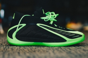 森林狼官方曬出愛(ài)德華茲今日戰(zhàn)靴 自帶夜光特效的AE 2