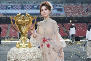 KPL主持靈兒曬賽場(chǎng)返圖：好感動(dòng)我也是在鳥(niǎo)巢當(dāng)過(guò)主持人啦！