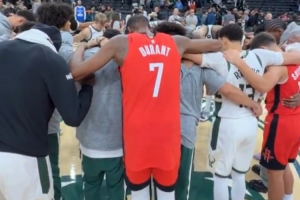 贏了也“加入”！賽后雄鹿隊圍成一圈祈禱 杜蘭特&謝潑德也加入