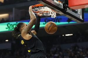 防守反擊！理查德輕舒猿臂斷球一條龍輕松上籃得分