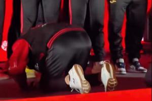 行大禮！重慶銅梁龍沖超慶典，韓國(guó)主帥張外龍向球員磕頭致謝